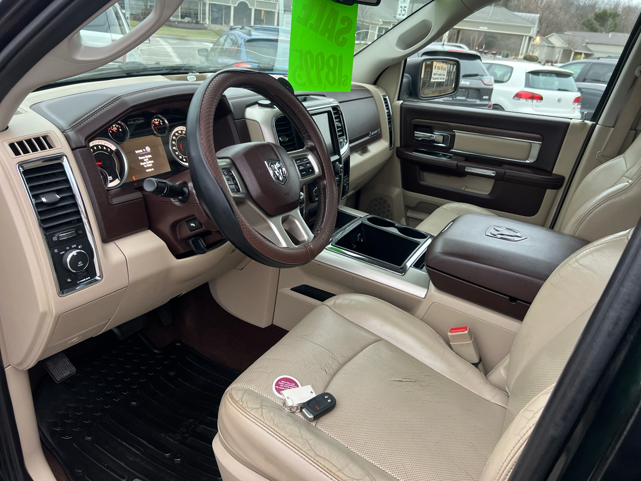 RAM 1500 4WD Crew Cab 140.5" Laramie 2015