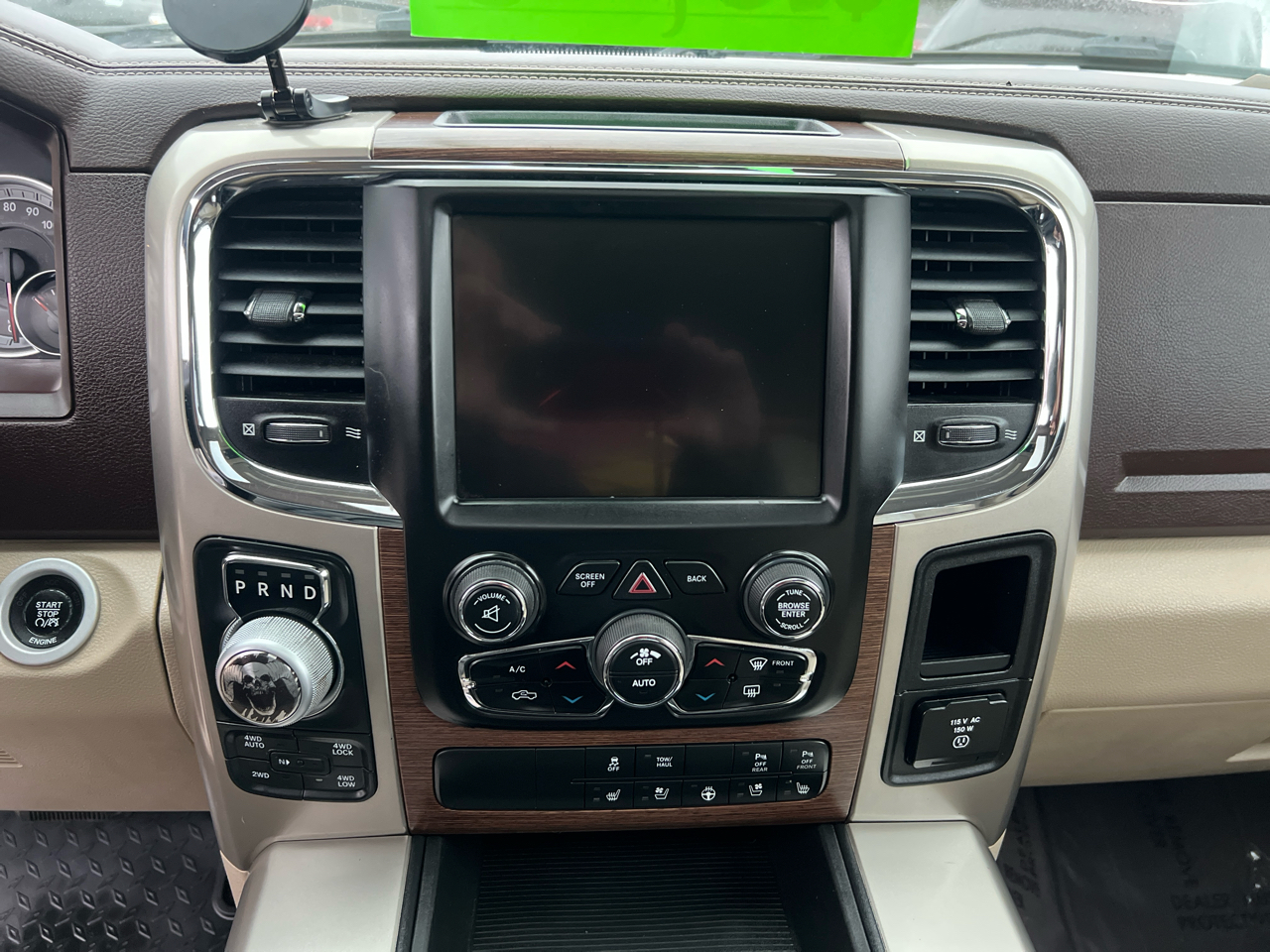 RAM 1500 4WD Crew Cab 140.5" Laramie 2015