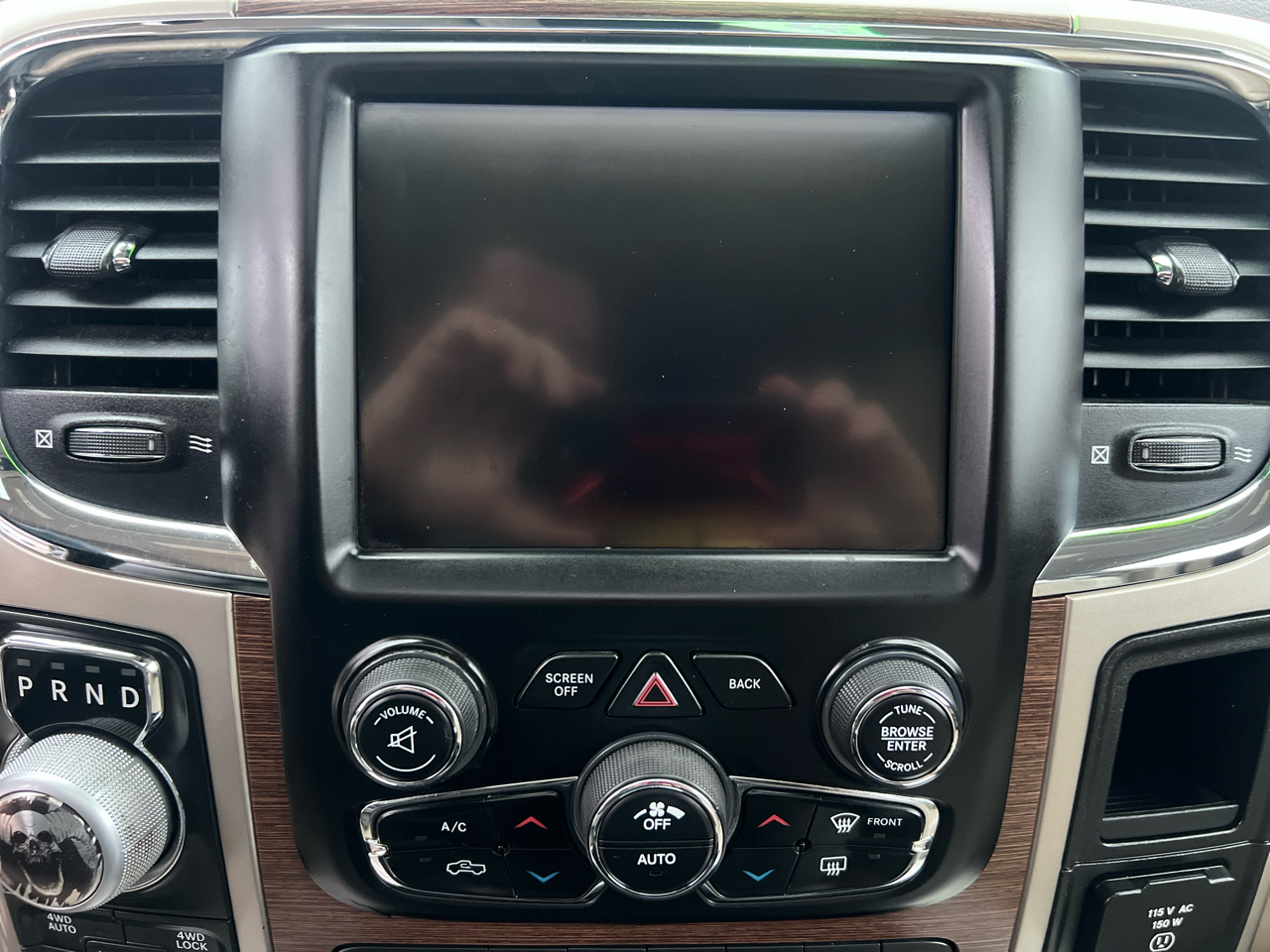 RAM 1500 4WD Crew Cab 140.5" Laramie 2015