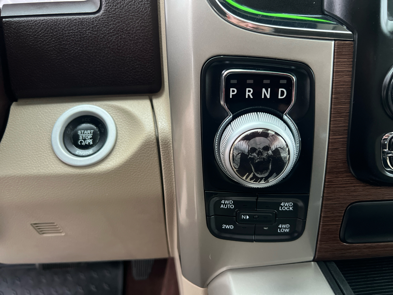 RAM 1500 4WD Crew Cab 140.5" Laramie 2015