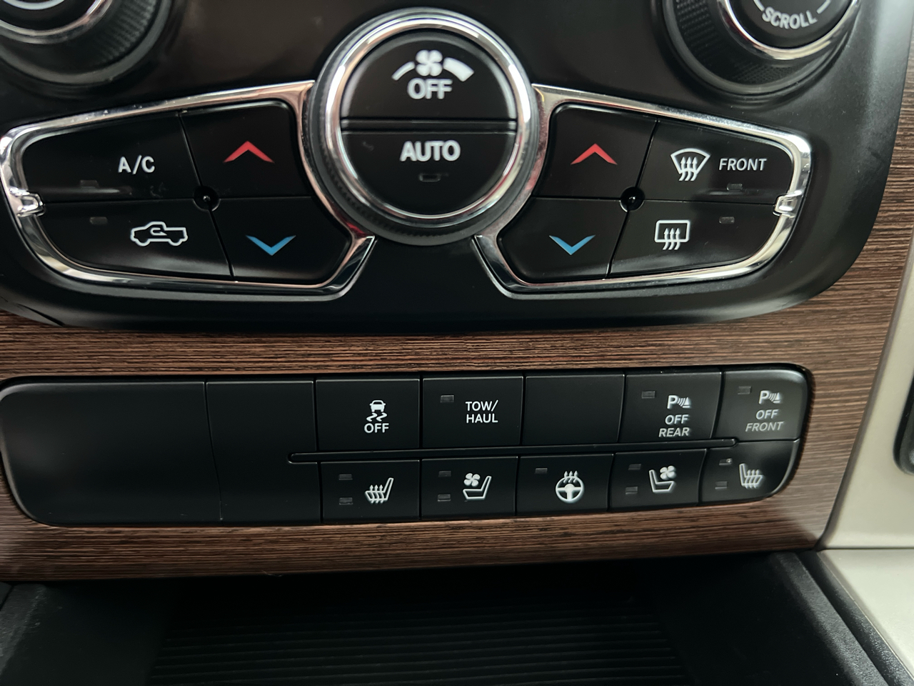 RAM 1500 4WD Crew Cab 140.5" Laramie 2015