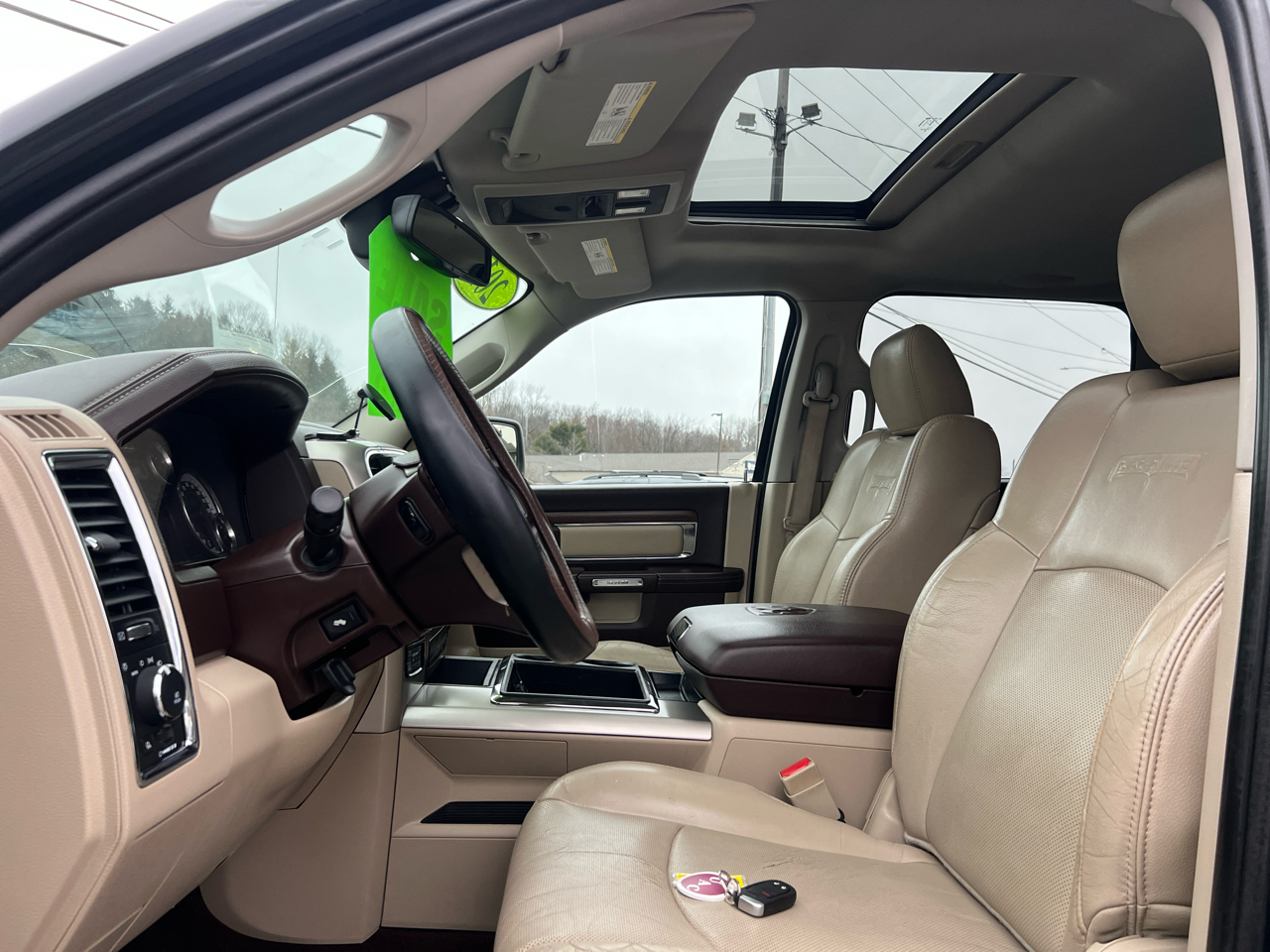 RAM 1500 4WD Crew Cab 140.5" Laramie 2015