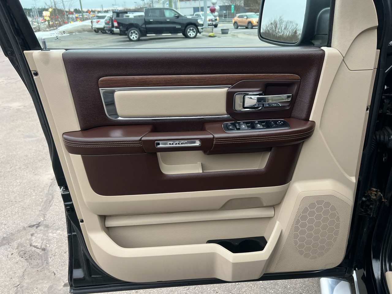 RAM 1500 4WD Crew Cab 140.5" Laramie 2015