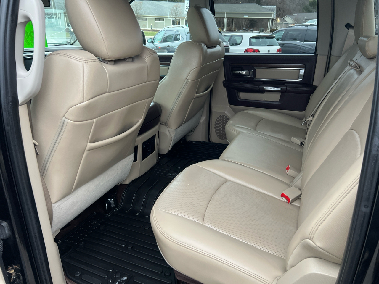 RAM 1500 4WD Crew Cab 140.5" Laramie 2015