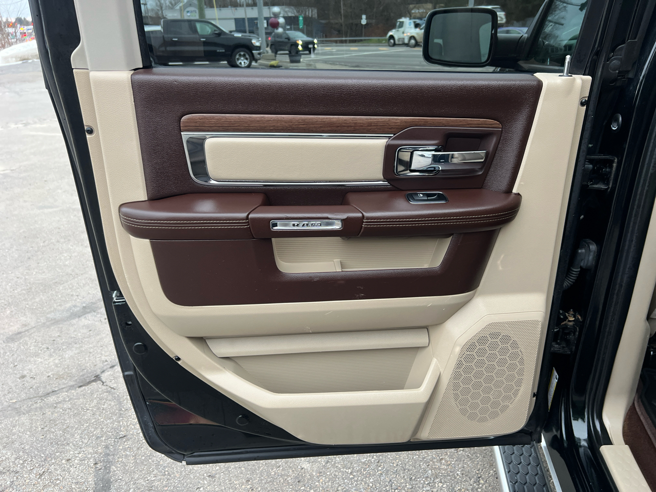 RAM 1500 4WD Crew Cab 140.5" Laramie 2015