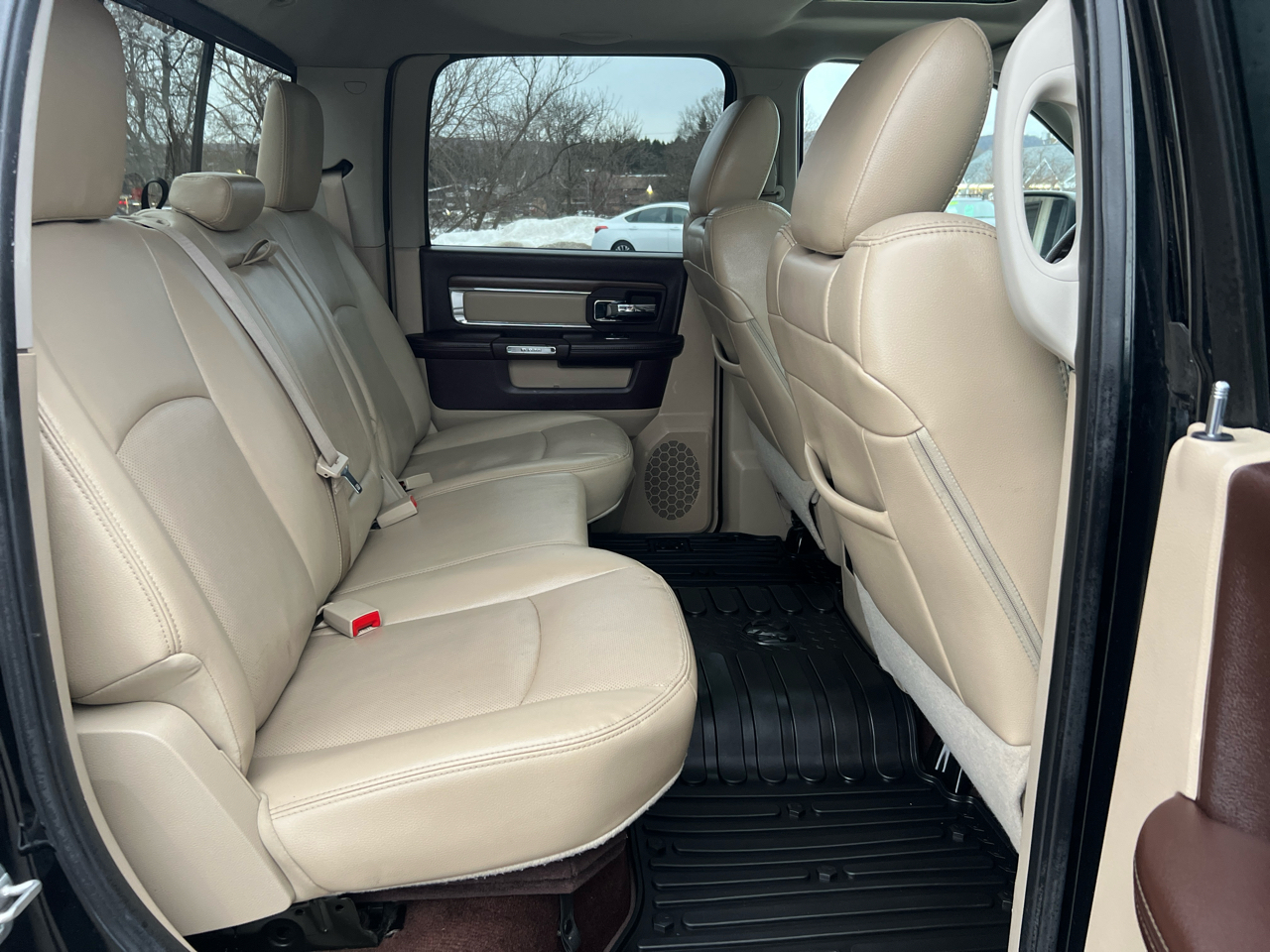 RAM 1500 4WD Crew Cab 140.5" Laramie 2015