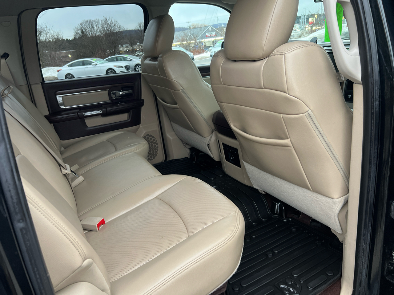 RAM 1500 4WD Crew Cab 140.5" Laramie 2015