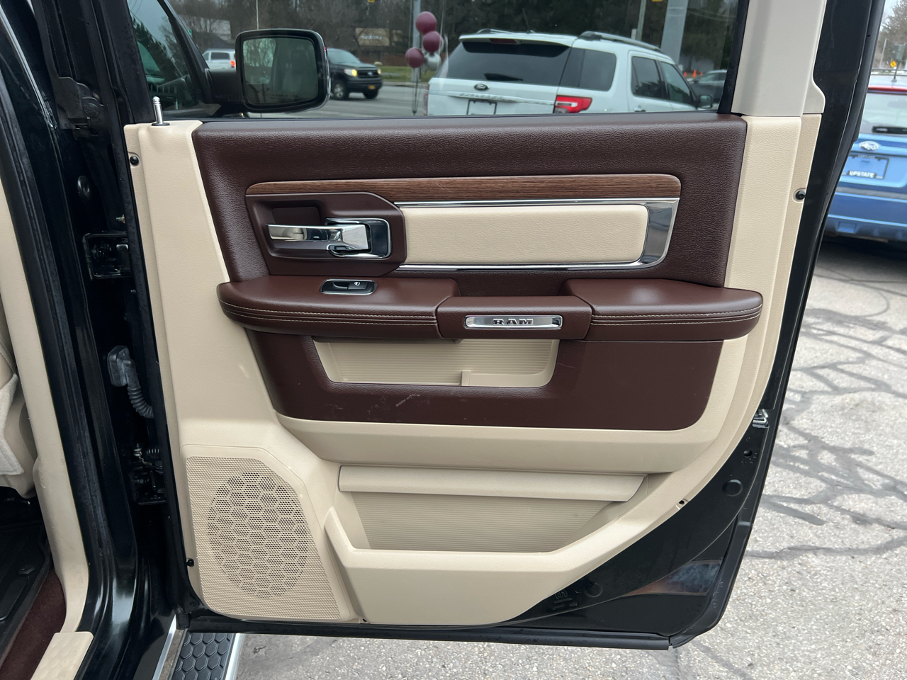 RAM 1500 4WD Crew Cab 140.5" Laramie 2015