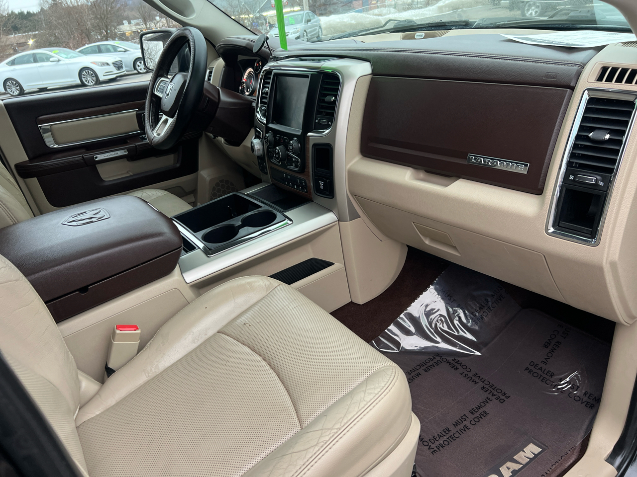 RAM 1500 4WD Crew Cab 140.5" Laramie 2015