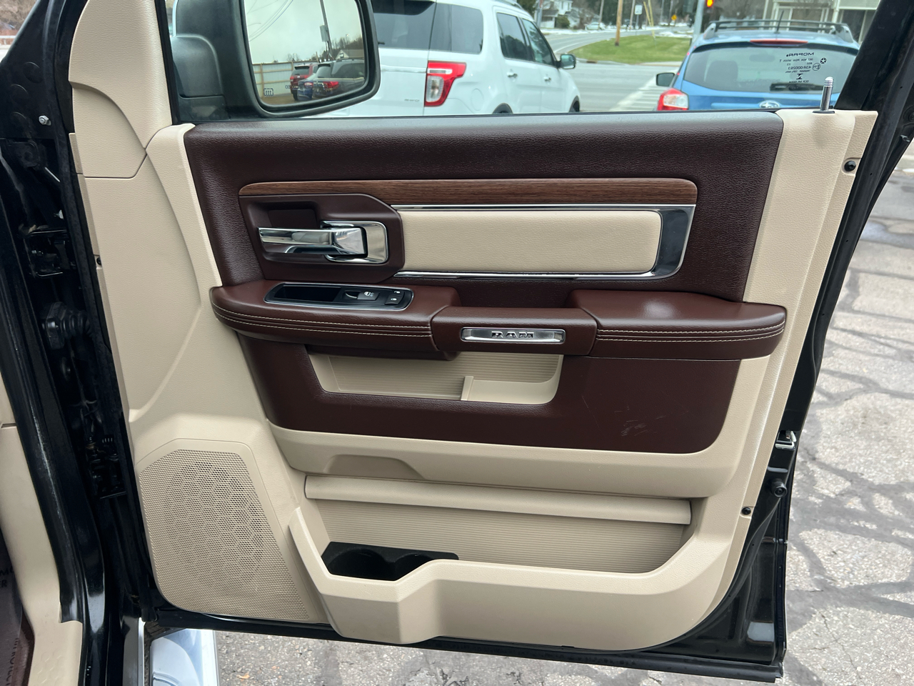 RAM 1500 4WD Crew Cab 140.5" Laramie 2015