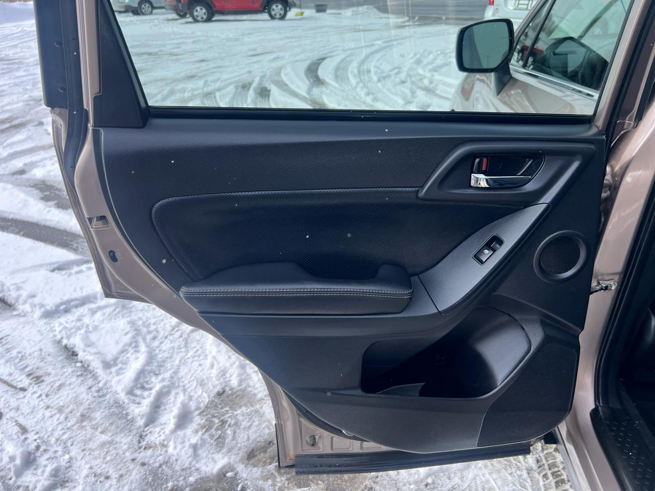 Subaru Forester 4dr CVT 2.5i Limited PZEV 2015