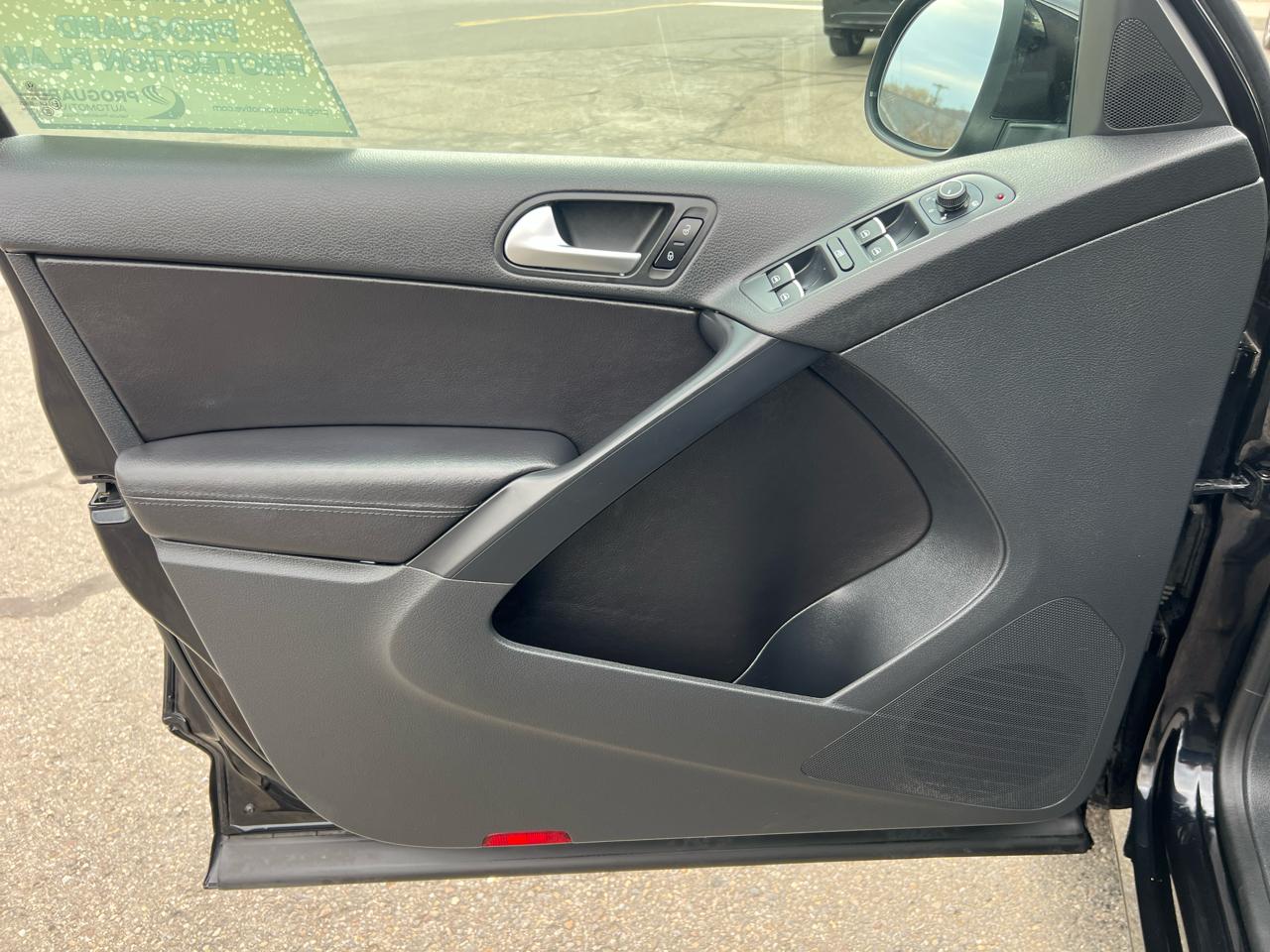 Volkswagen Tiguan 2.0T Sport FWD 2017