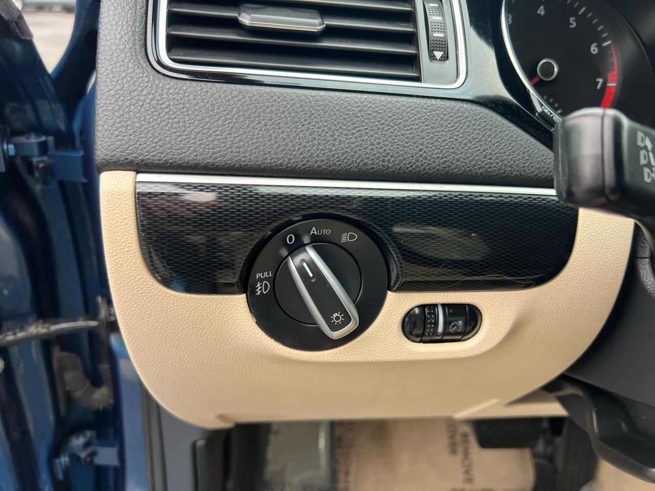 Volkswagen Jetta Sedan 4dr Auto 1.8T SEL PZEV 2016