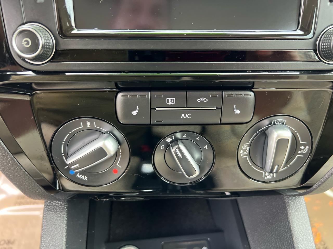 Volkswagen Jetta Sedan 4dr Auto 1.8T SEL PZEV 2016