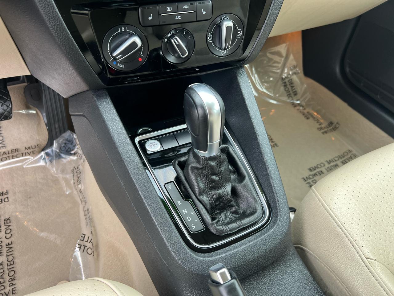 Volkswagen Jetta Sedan 4dr Auto 1.8T SEL PZEV 2016