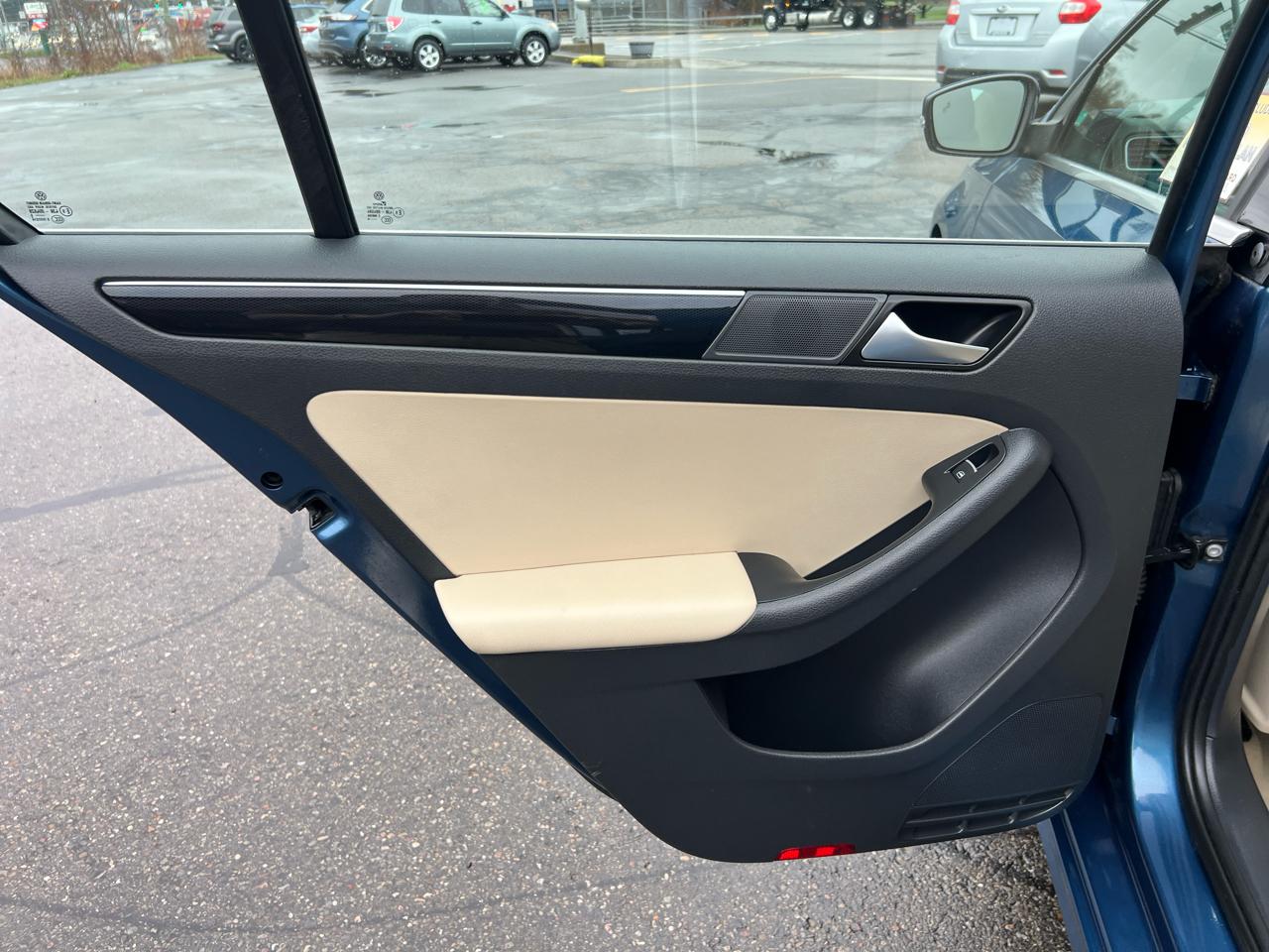 Volkswagen Jetta Sedan 4dr Auto 1.8T SEL PZEV 2016