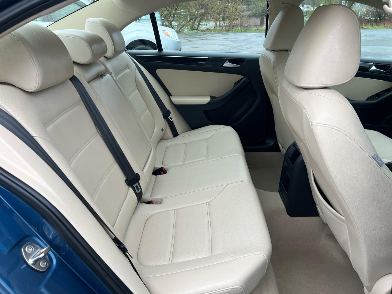 Volkswagen Jetta Sedan 4dr Auto 1.8T SEL PZEV 2016