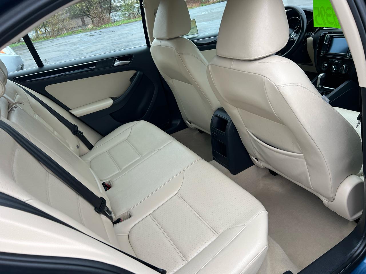 Volkswagen Jetta Sedan 4dr Auto 1.8T SEL PZEV 2016