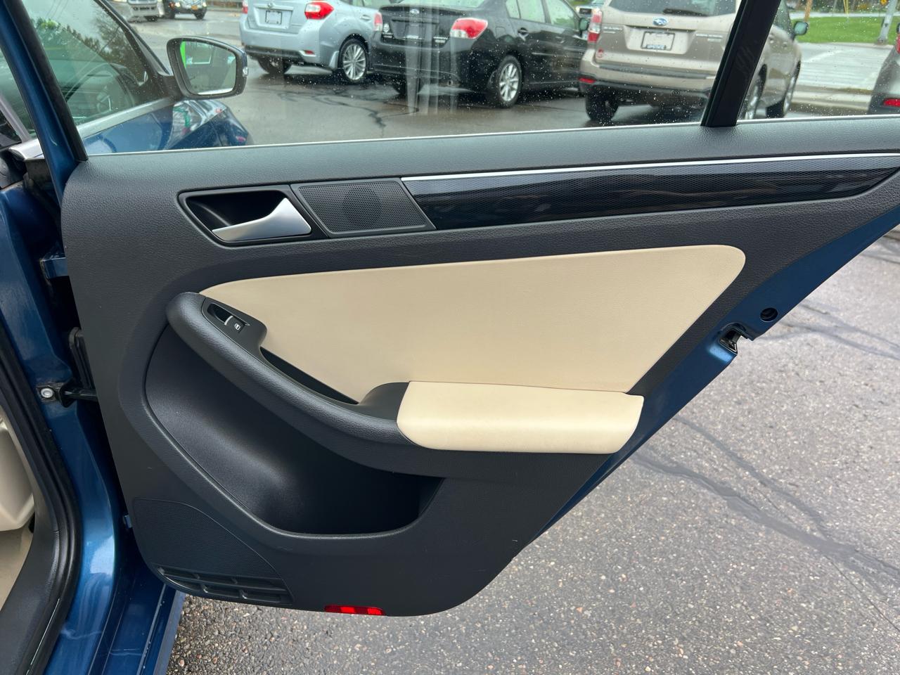 Volkswagen Jetta Sedan 4dr Auto 1.8T SEL PZEV 2016