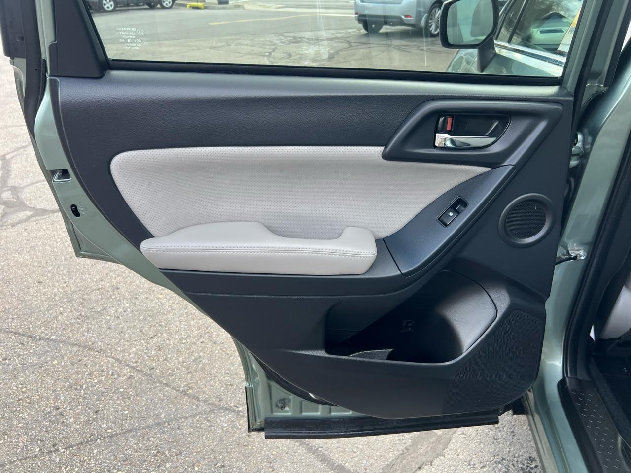 Subaru Forester 4dr CVT 2.5i Limited PZEV 2015