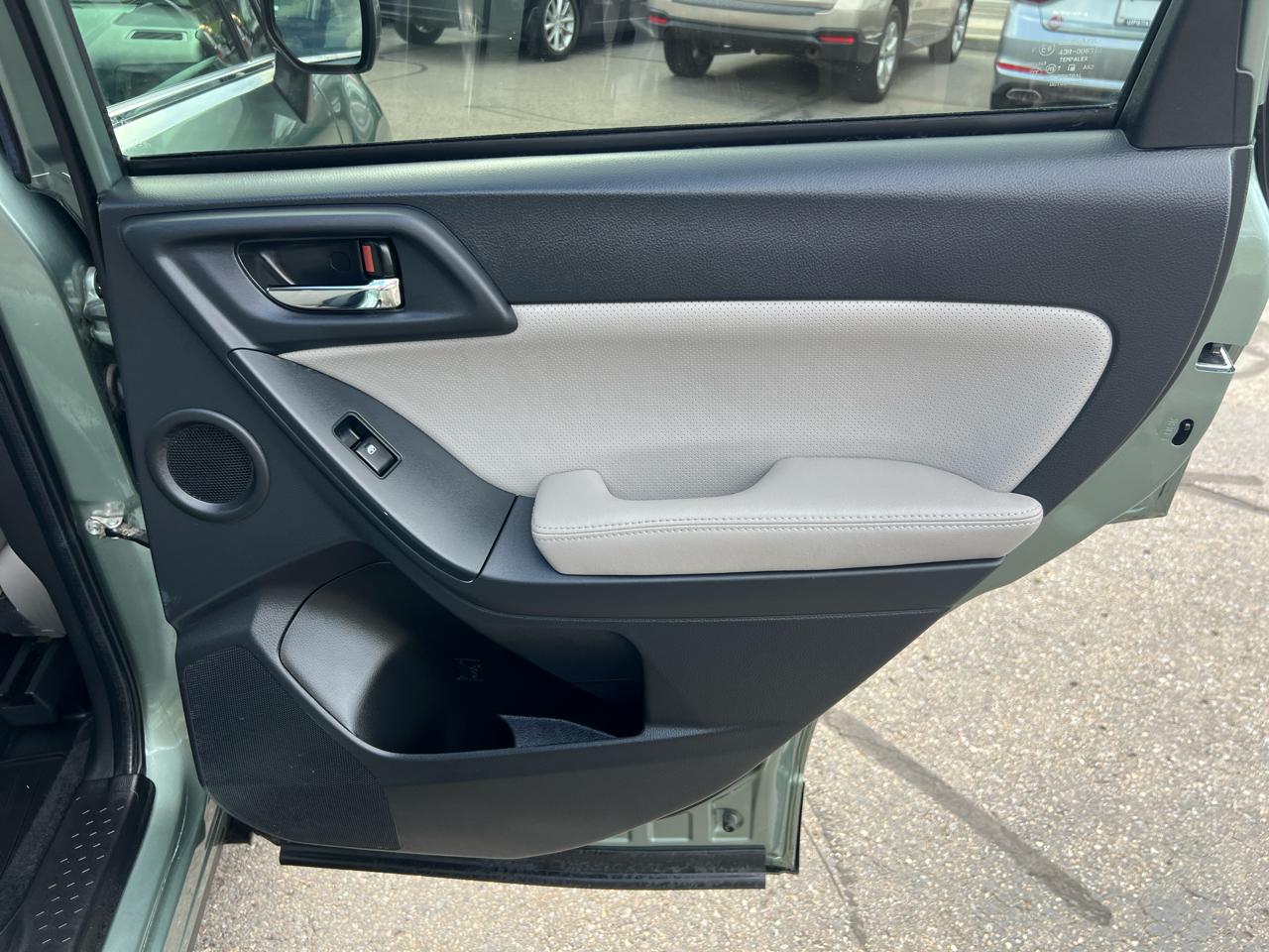 Subaru Forester 4dr CVT 2.5i Limited PZEV 2015