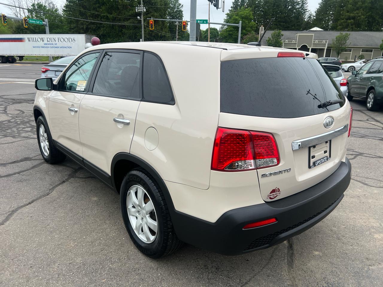 Kia Sorento 2WD 4dr I4 LX 2011