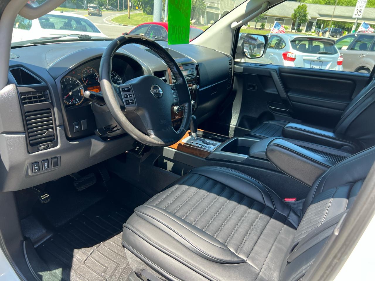 Nissan Titan 4WD Crew Cab SWB SL 2011