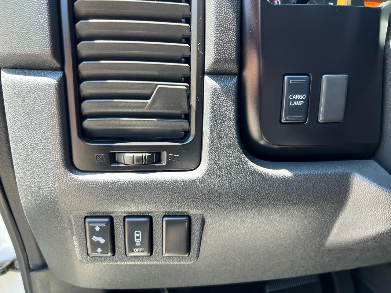 Nissan Titan 4WD Crew Cab SWB SL 2011