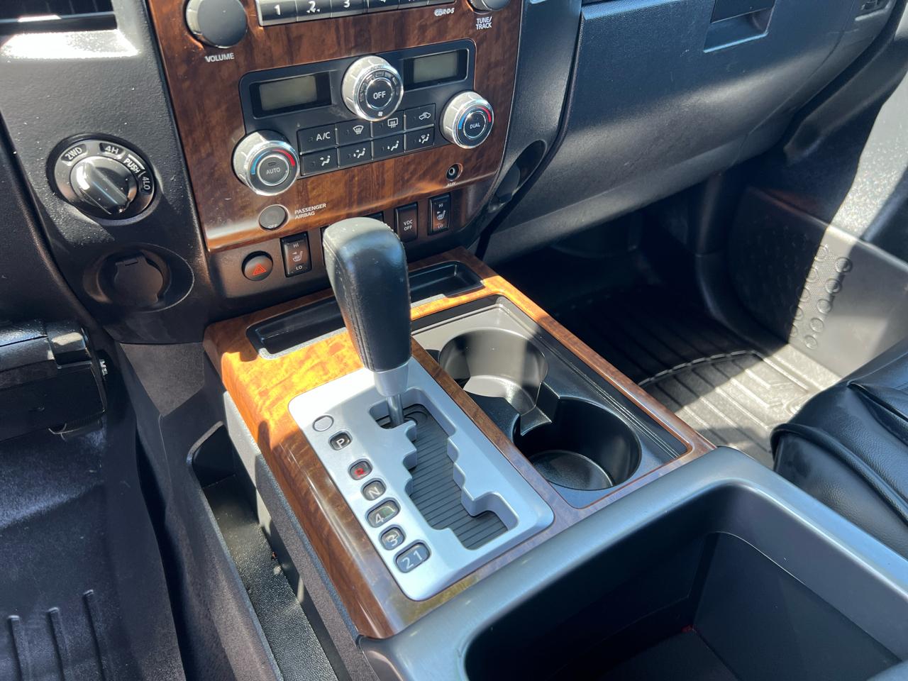 Nissan Titan 4WD Crew Cab SWB SL 2011