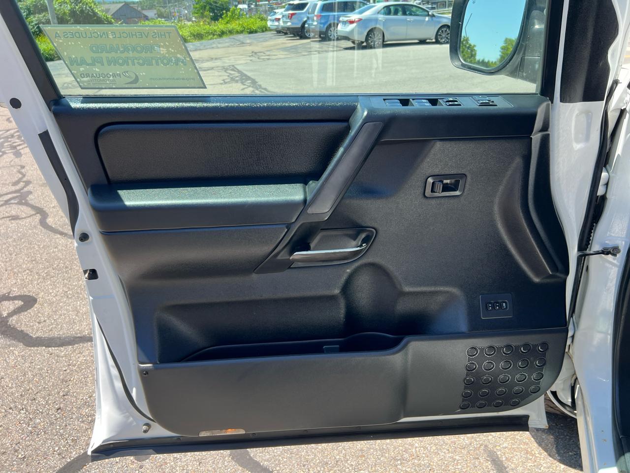 Nissan Titan 4WD Crew Cab SWB SL 2011