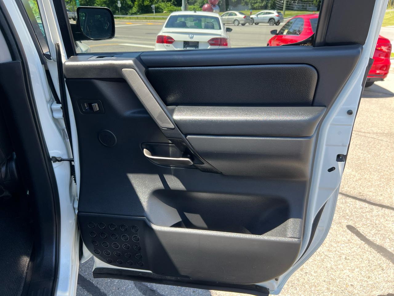 Nissan Titan 4WD Crew Cab SWB SL 2011