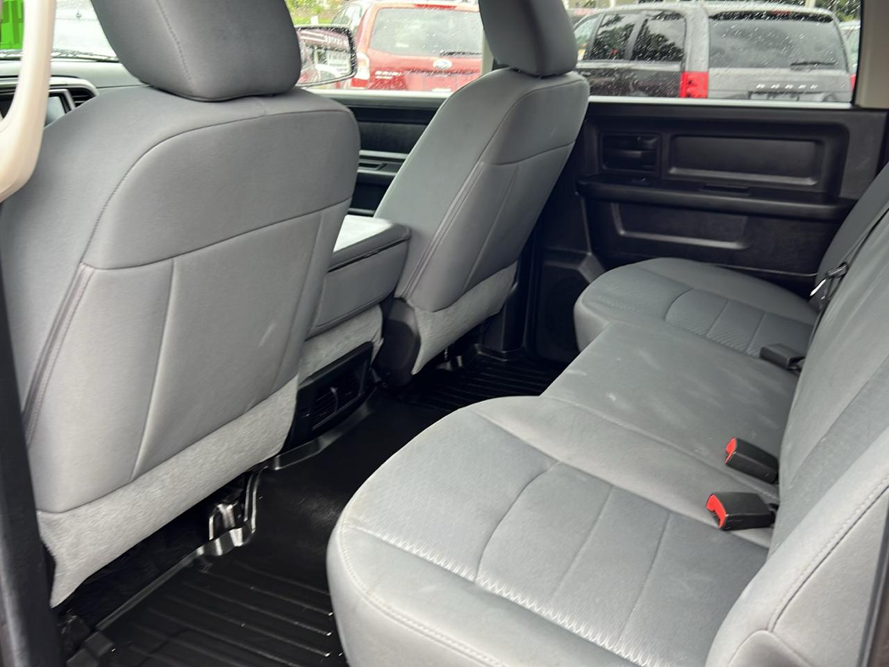 RAM 1500 4WD Crew Cab 140.5" Express 2014