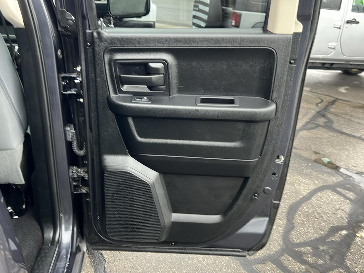 RAM 1500 Express 4x4 Quad Cab 6'4" Box 2017