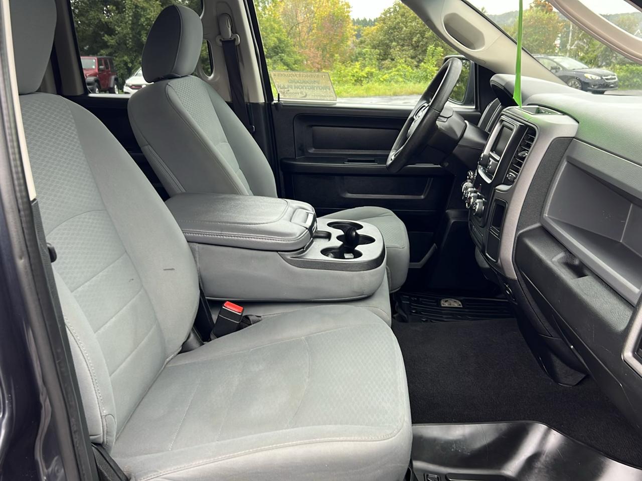 RAM 1500 Express 4x4 Quad Cab 6'4" Box 2017