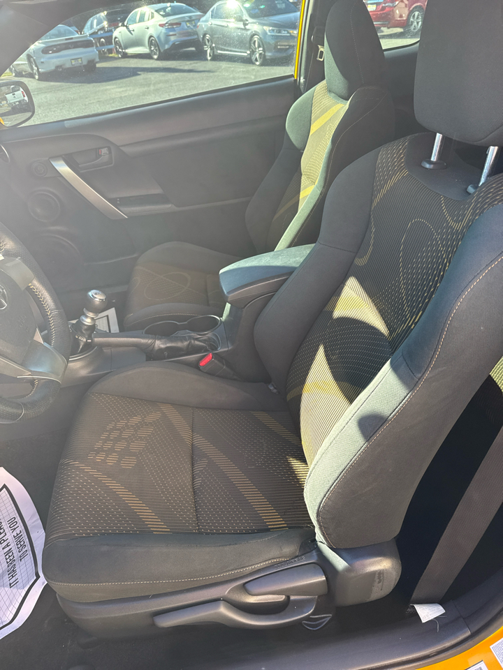 Scion tC 2dr HB Man (Natl) 2012