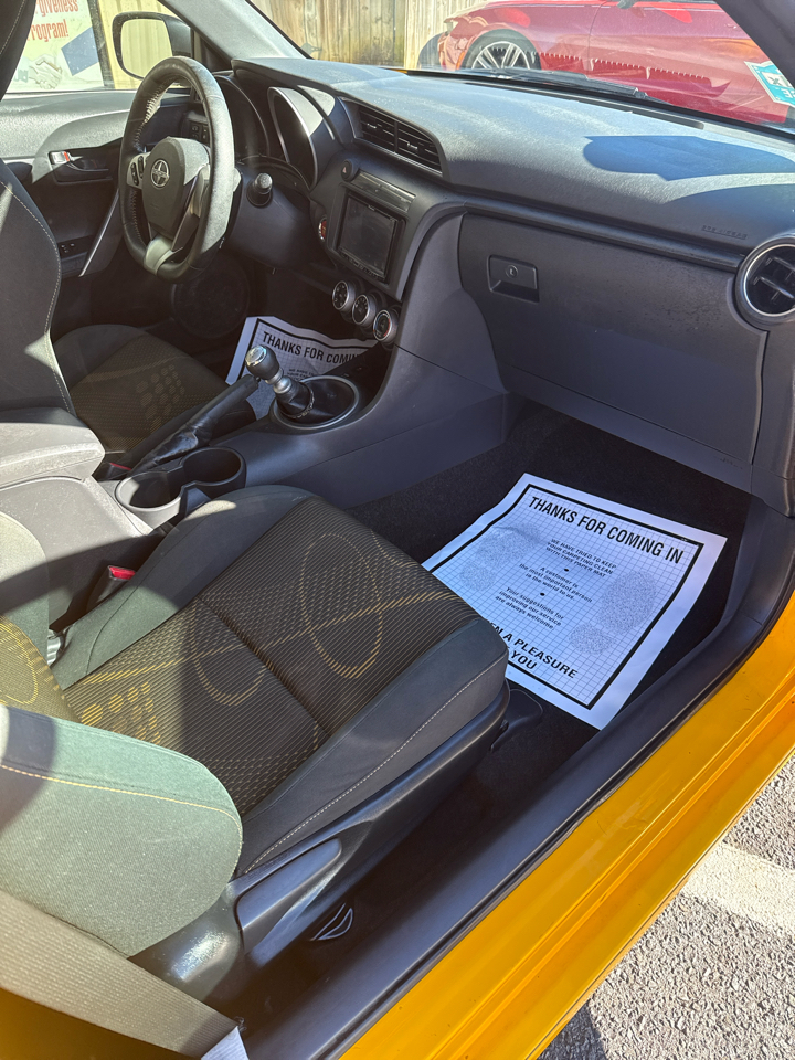 Scion tC 2dr HB Man (Natl) 2012