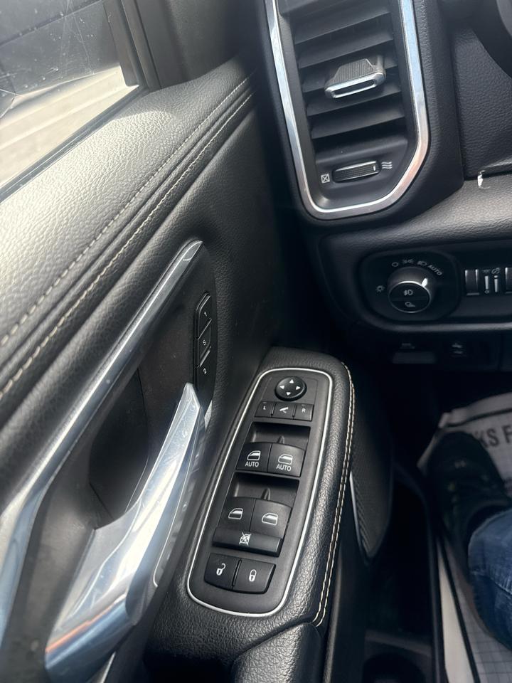 RAM 1500 Laramie 4x2 Crew Cab 5'7" Box 2021