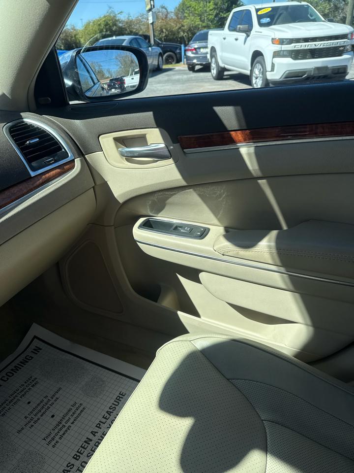 Chrysler 300 4dr Sdn 300C RWD 2011