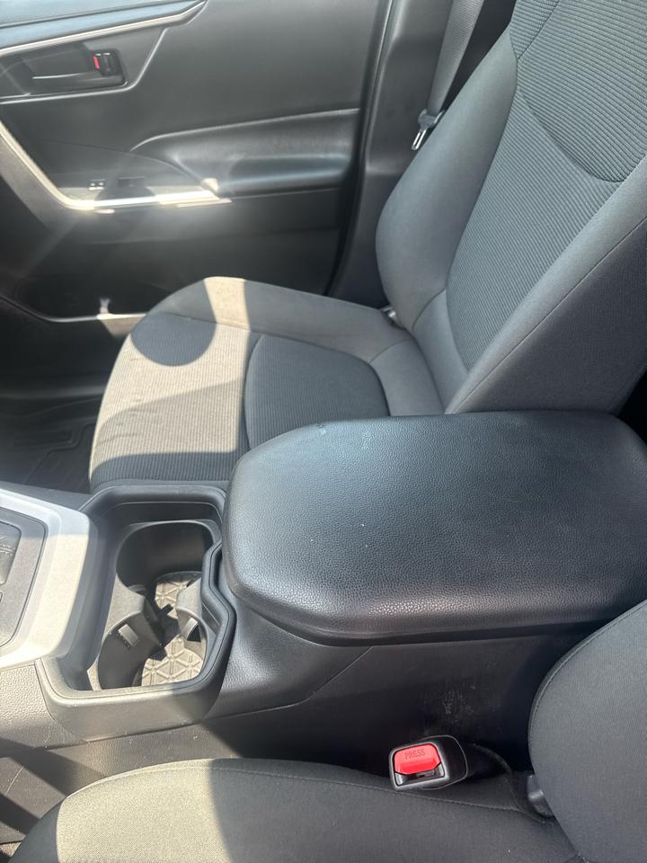 Toyota RAV4 LE FWD (Natl) 2020