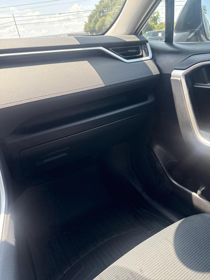 Toyota RAV4 LE FWD (Natl) 2020