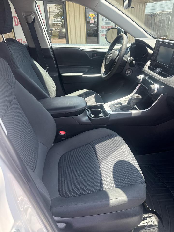 Toyota RAV4 LE FWD (Natl) 2020