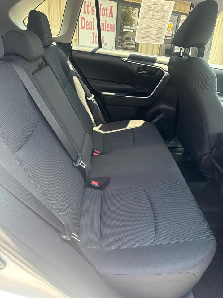 Toyota RAV4 LE FWD (Natl) 2020