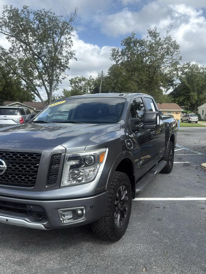Nissan Titan 4x4 Crew Cab PRO-4X 2017