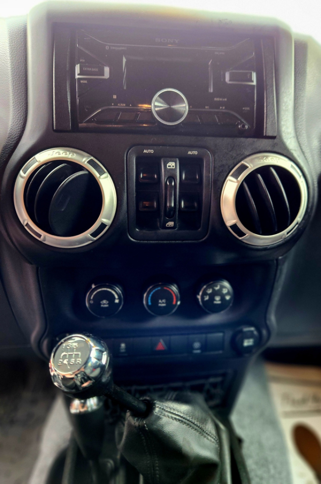 Jeep Wrangler Unlimited Sahara 4WD 2017 Jeep Wrangler Unlimited Sahara 4WD 2017