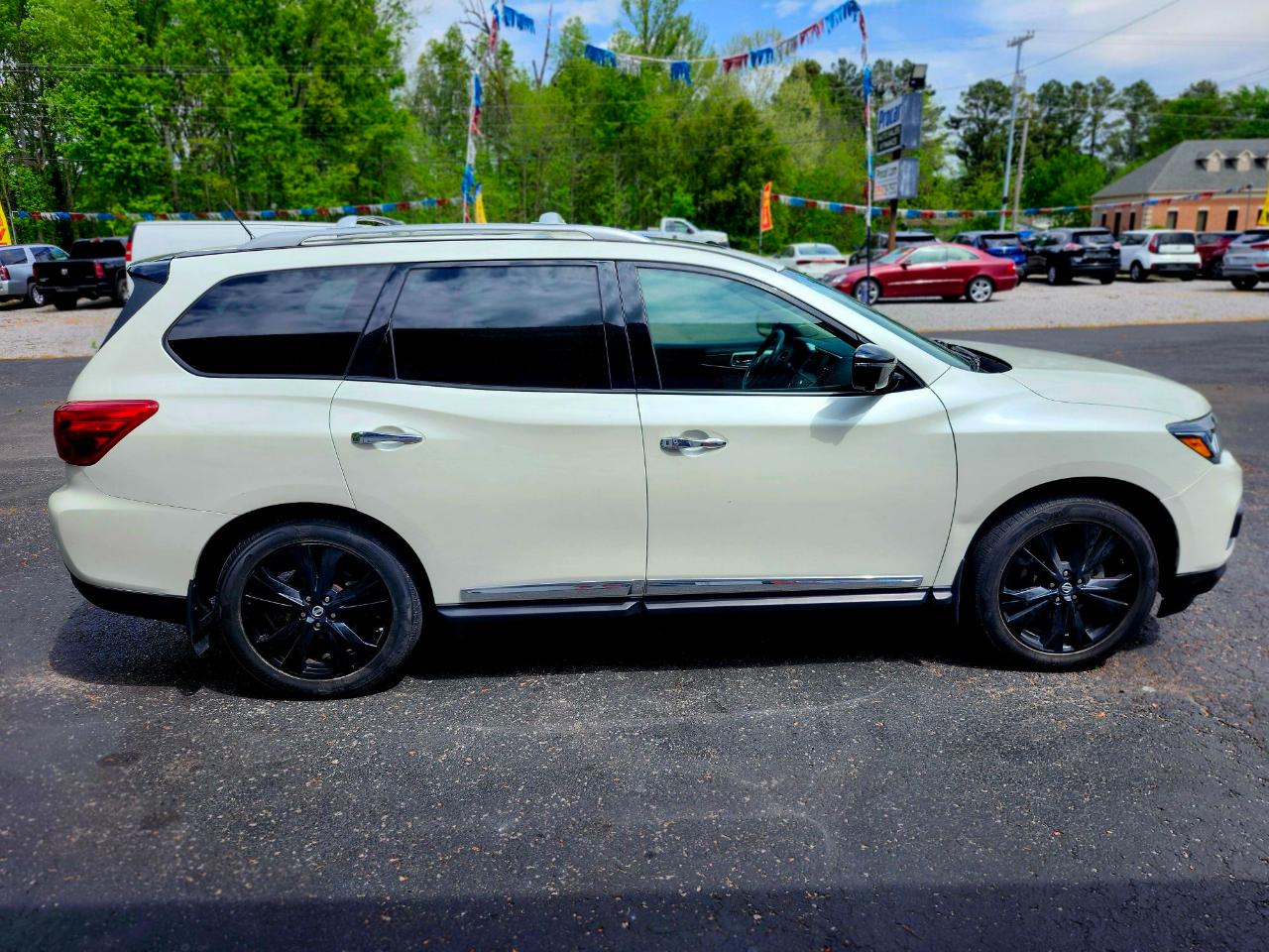 Nissan Pathfinder Platinum 4D SUV FWD 2017