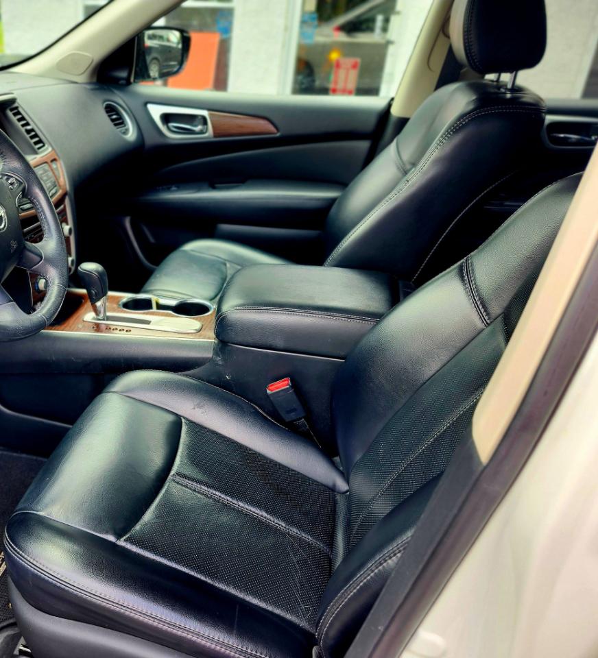 Nissan Pathfinder Platinum 4D SUV FWD 2017