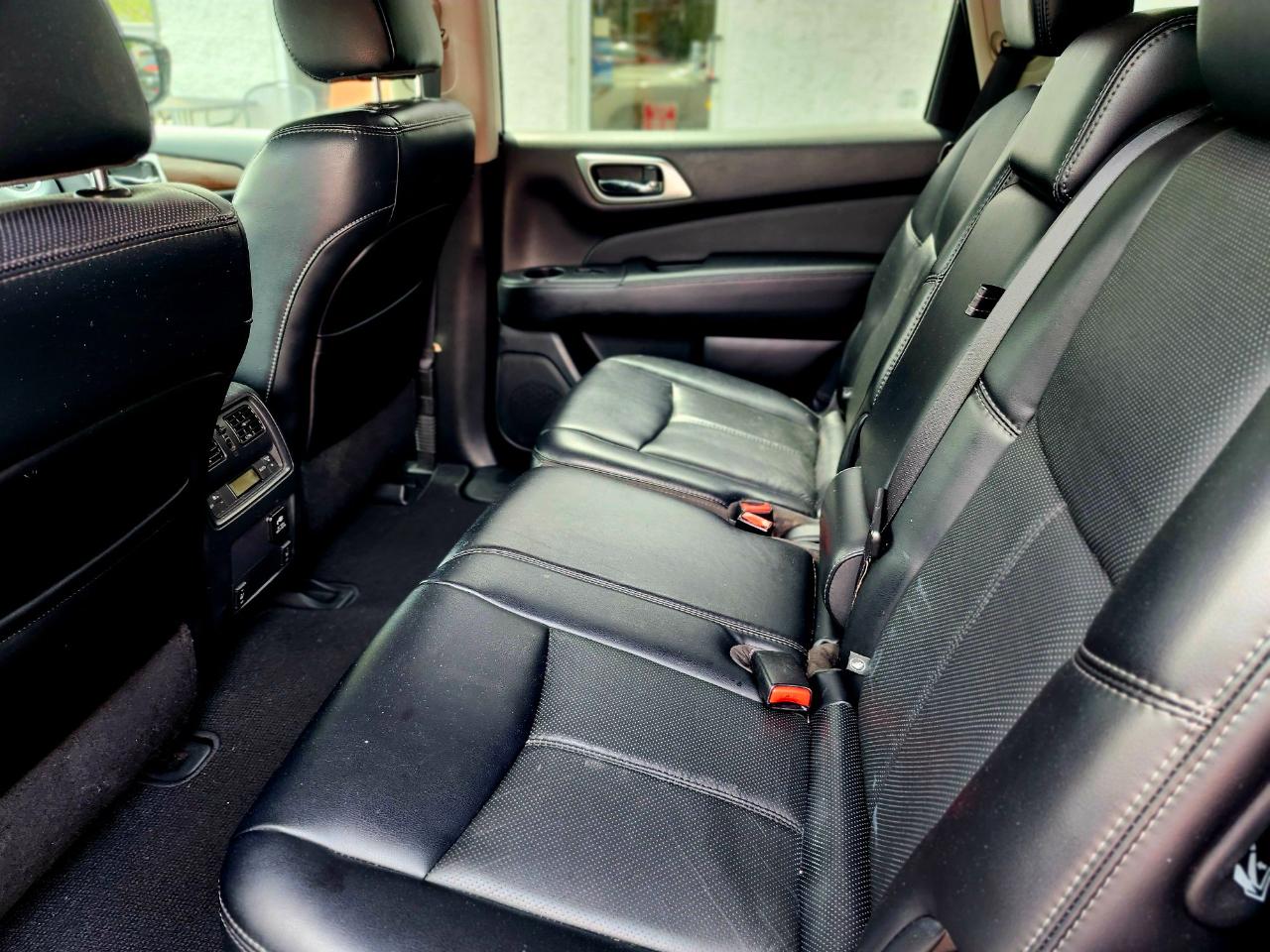 Nissan Pathfinder Platinum 4D SUV FWD 2017