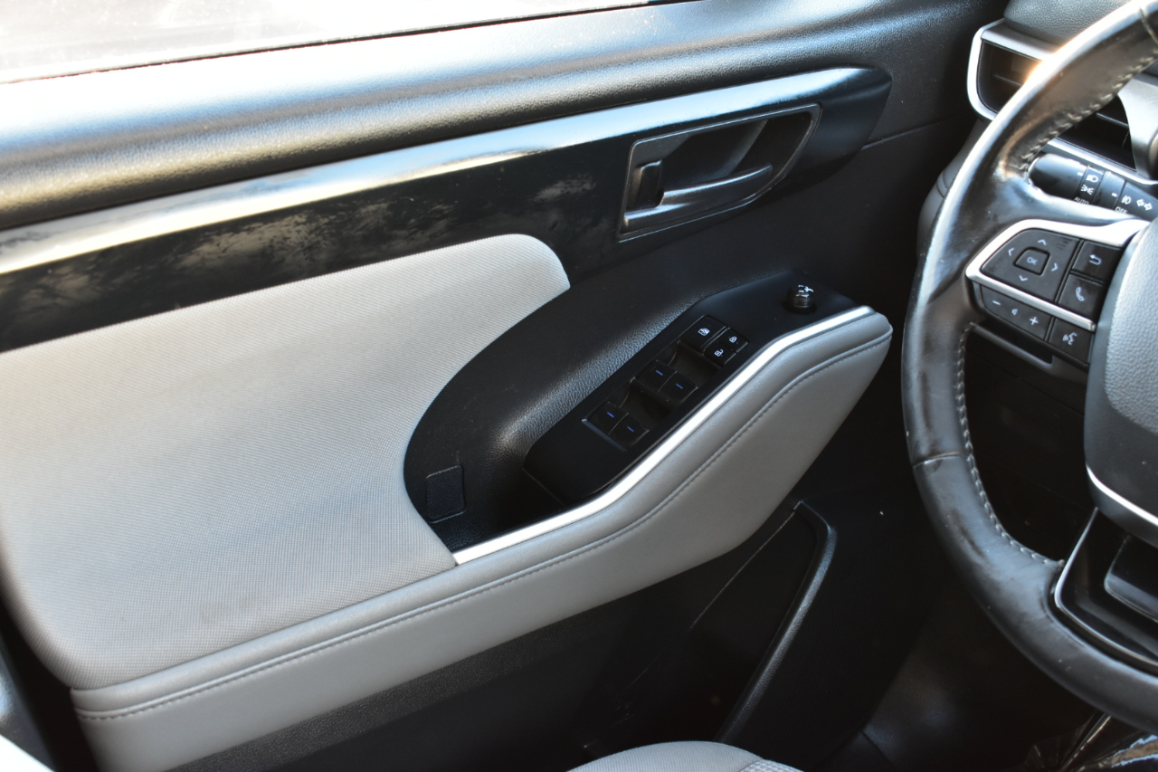 Toyota Highlander LE FWD V6 2021