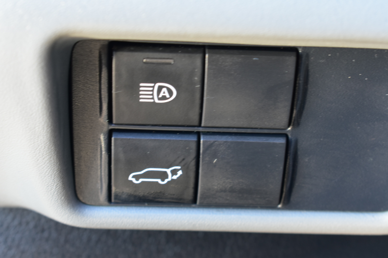 Toyota Highlander LE FWD V6 2021