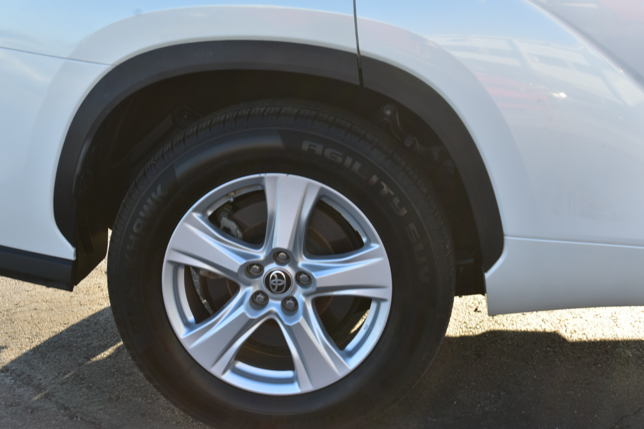 Toyota Highlander LE FWD V6 2021